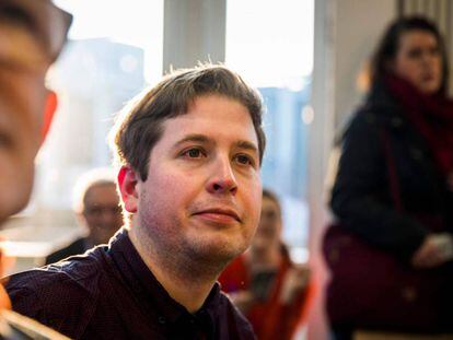 Kevin K&uuml;hnert, l&iacute;der de las juventudes socialdem&oacute;cratas, durante un encuentro con periodistas extranjeros el lunes en Berl&iacute;n. 