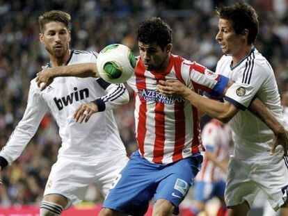 Diego Costa controla el bal&oacute;n entre Sergio Ramos y Coentr&atilde;o. 